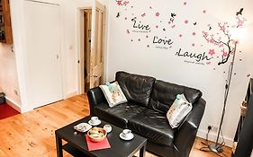 Chic & Bright Flat Near Holyrood Park